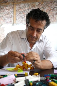 Paco Prieto construyendo con Lego Serious Play Paco Prieto construyendo con Lego Serious Play