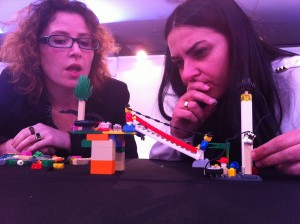 Yolanda como Irene analizan el modelo construido y el role que juegan los cibervoluntarios  Yolanda como Irene analizan el modelo construido y el role que juegan los cibervoluntarios