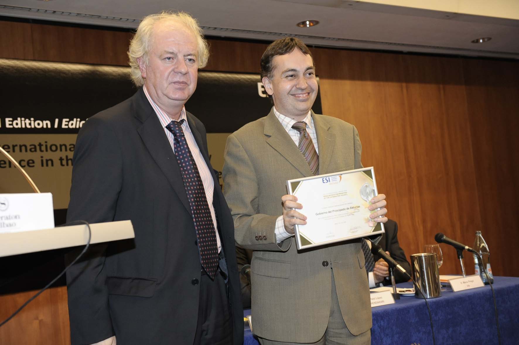 D. Alberto Pérez Cueto recoge diploma de manos del Director de Tecnalia