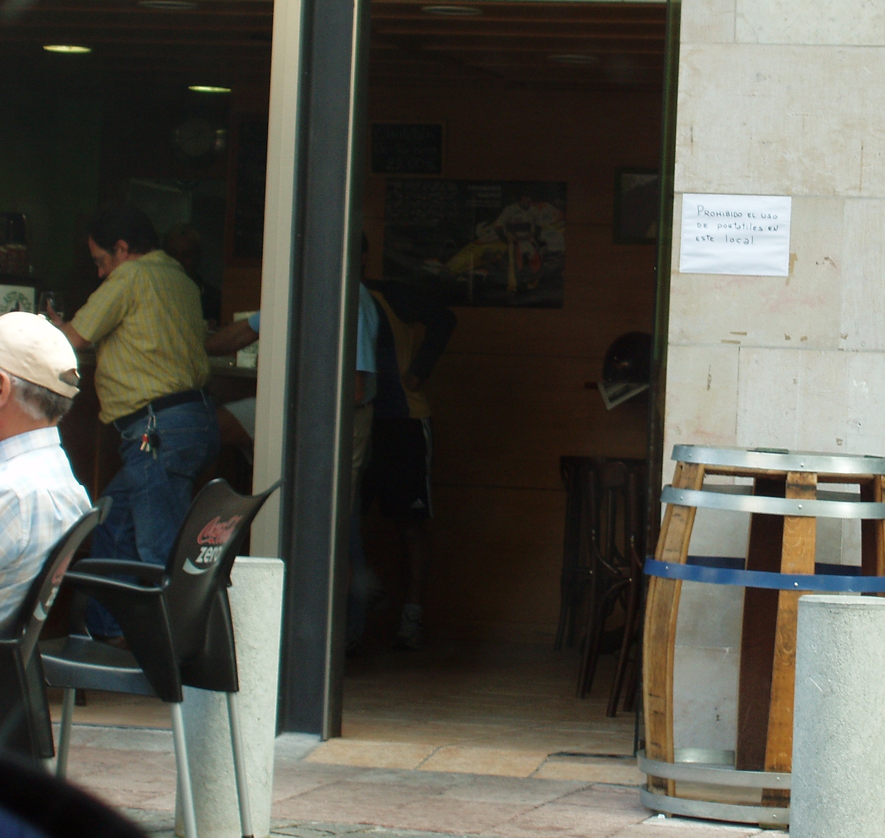 Prohibido el uso de portátiles en este local.