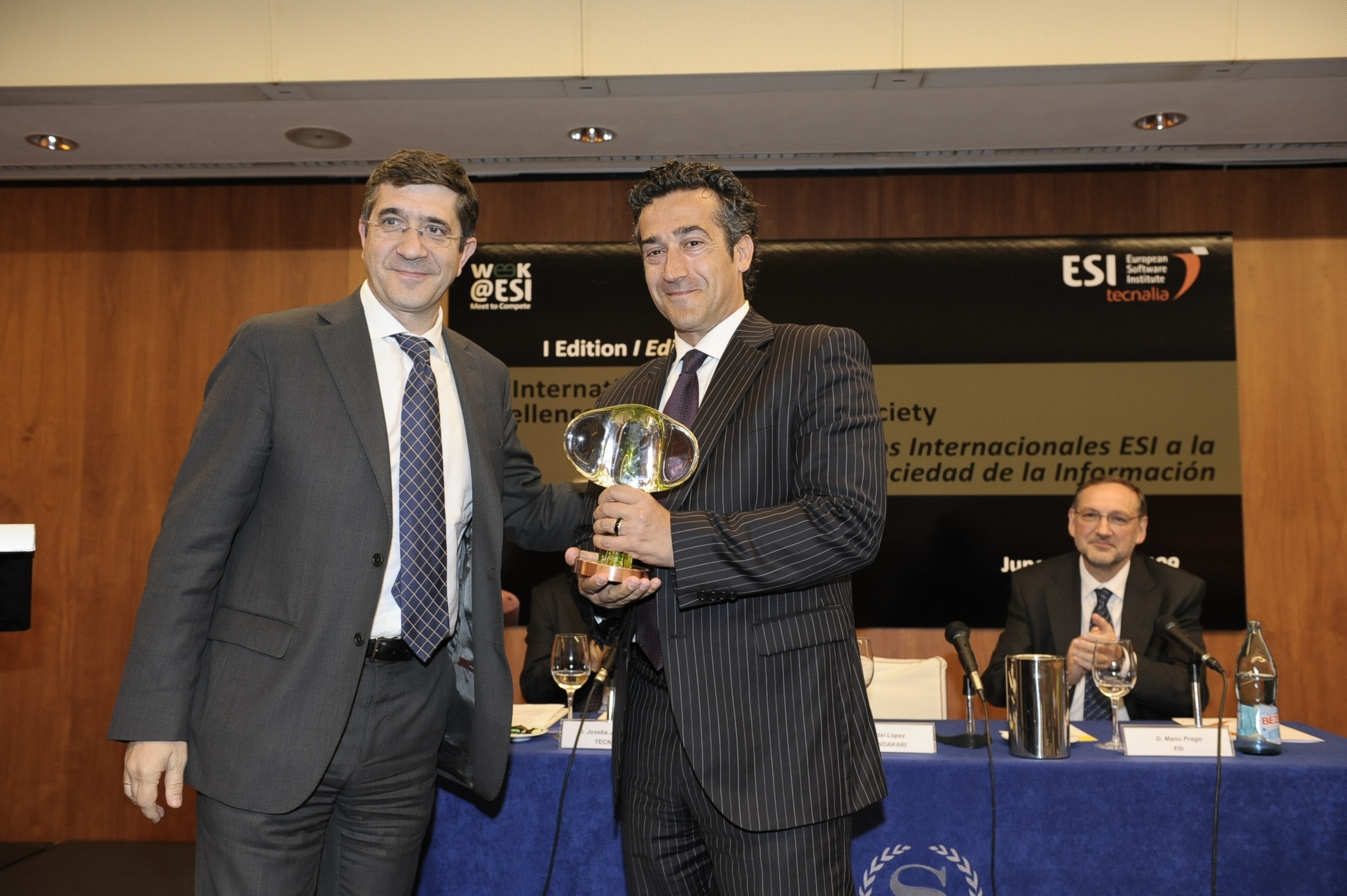 Recibo galardón de Patxi López